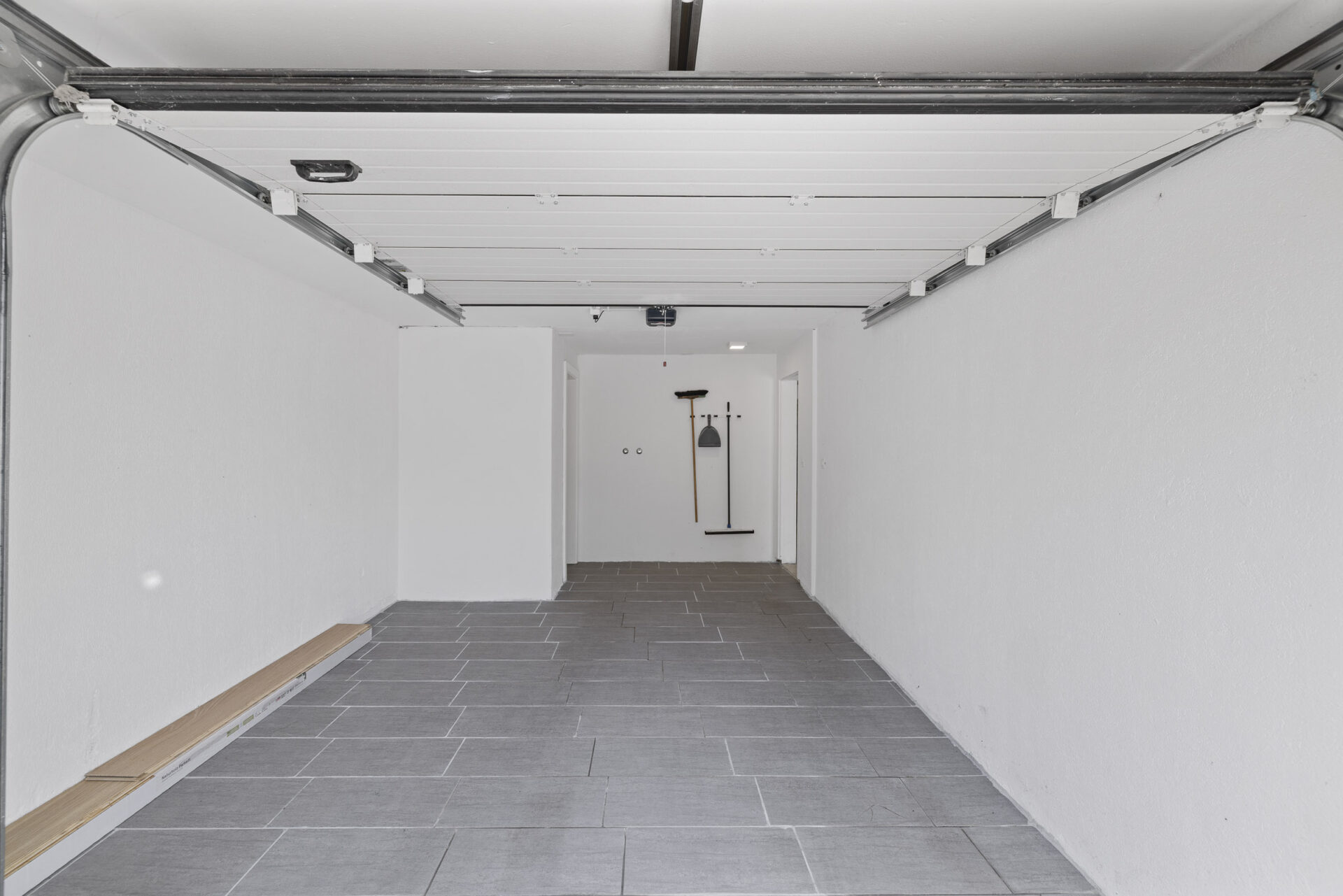 Garage mit Fliesenboden und Sektionaltor