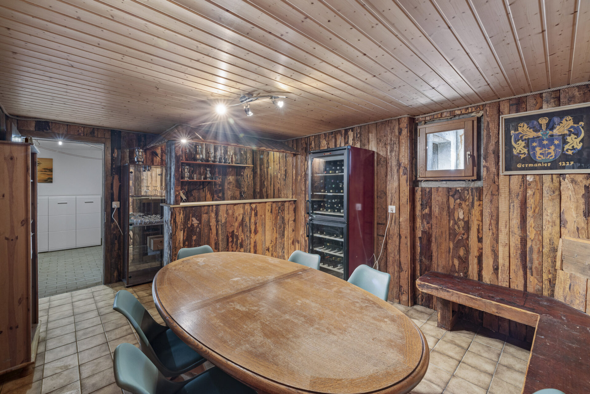 Rustikaler Weinkeller mit Theke