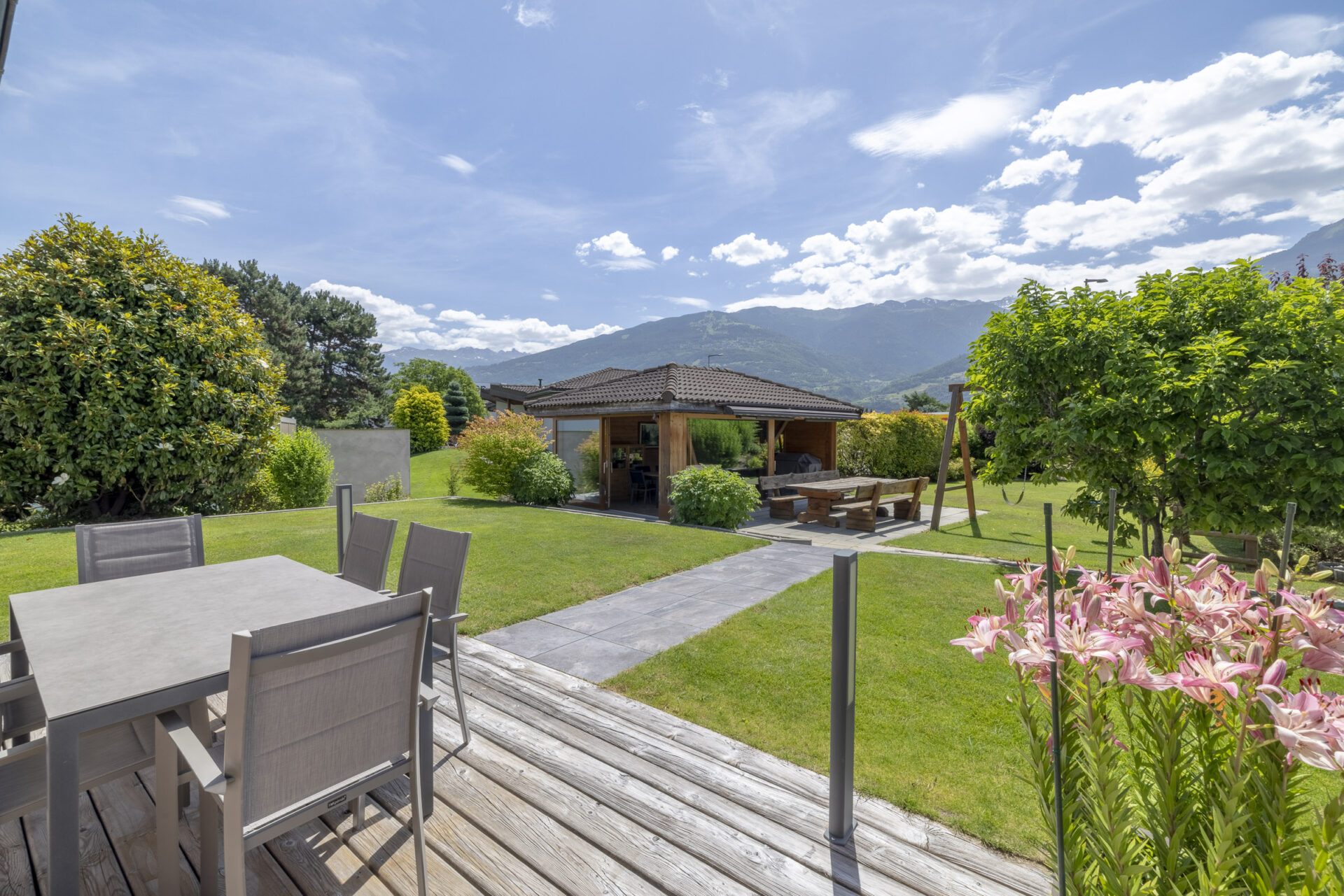 Garten mit Bergblick und Terrasse