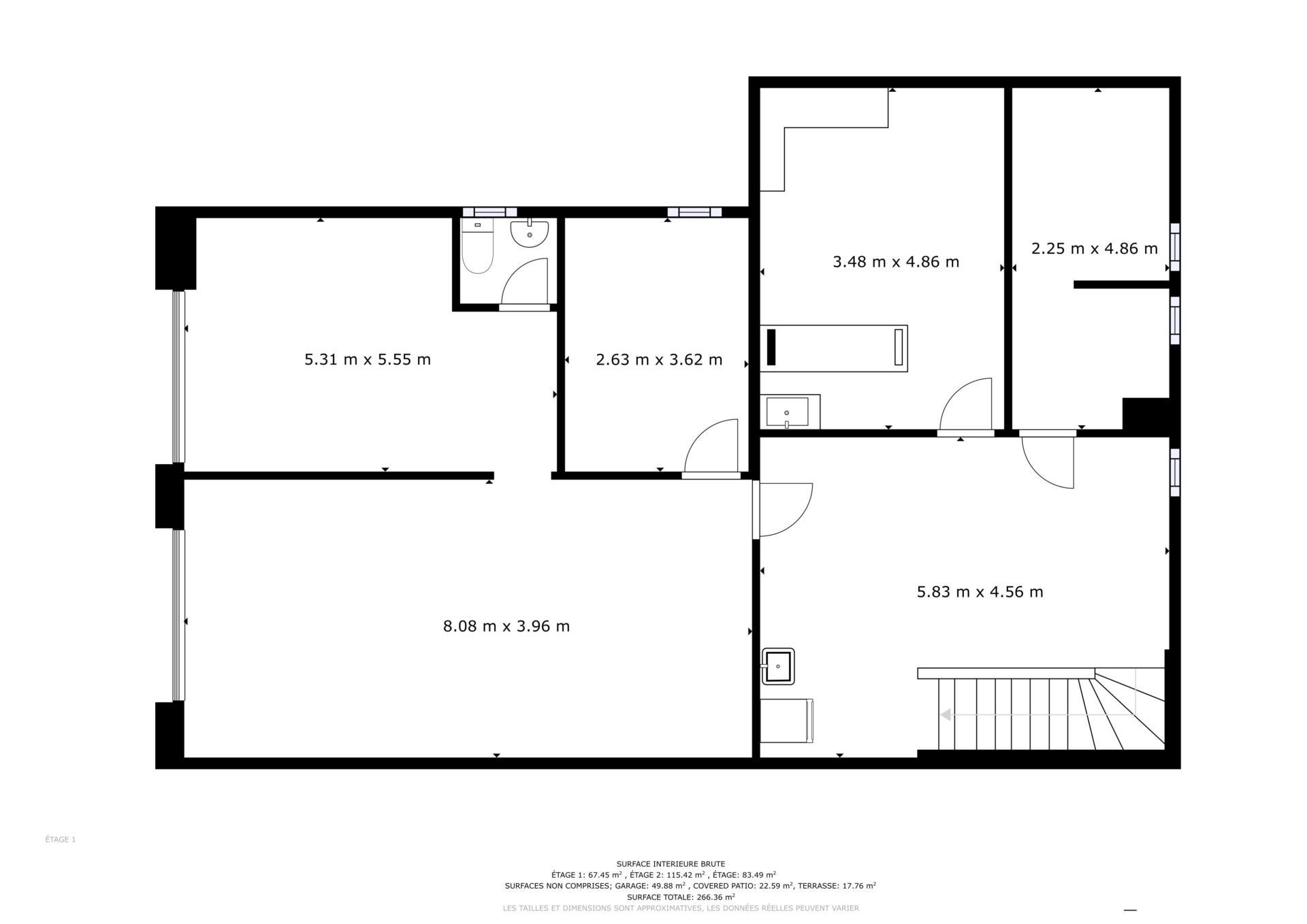 Grundriss eines Wohnhauses mit mehreren Räumen und Treppe