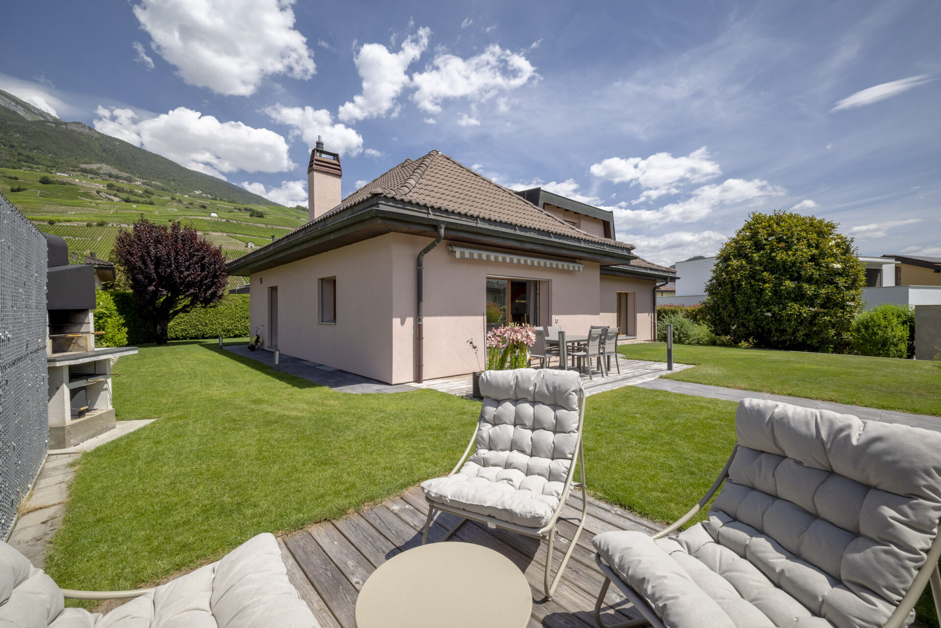 Garten mit Terrasse und Bergblick