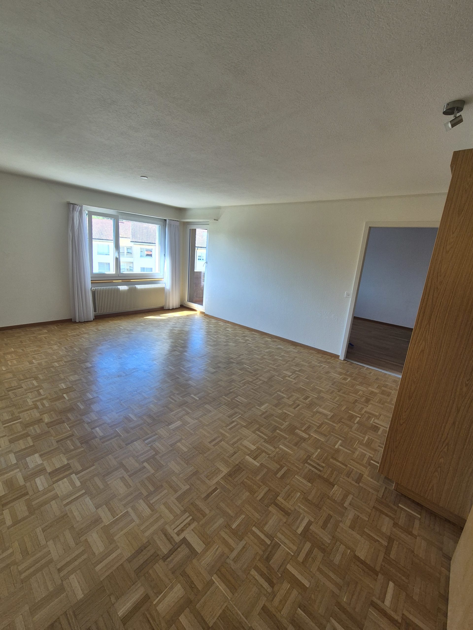 Heller leerer Wohnraum mit Parkettboden