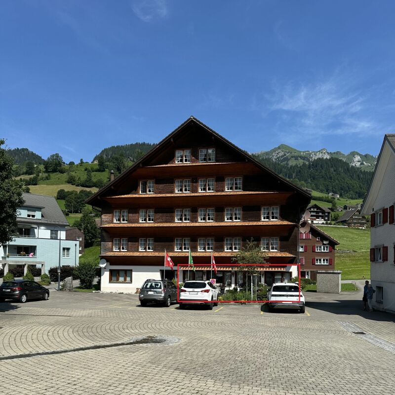 Berghotel oder Apartmenthaus mit traditioneller Holzfassade