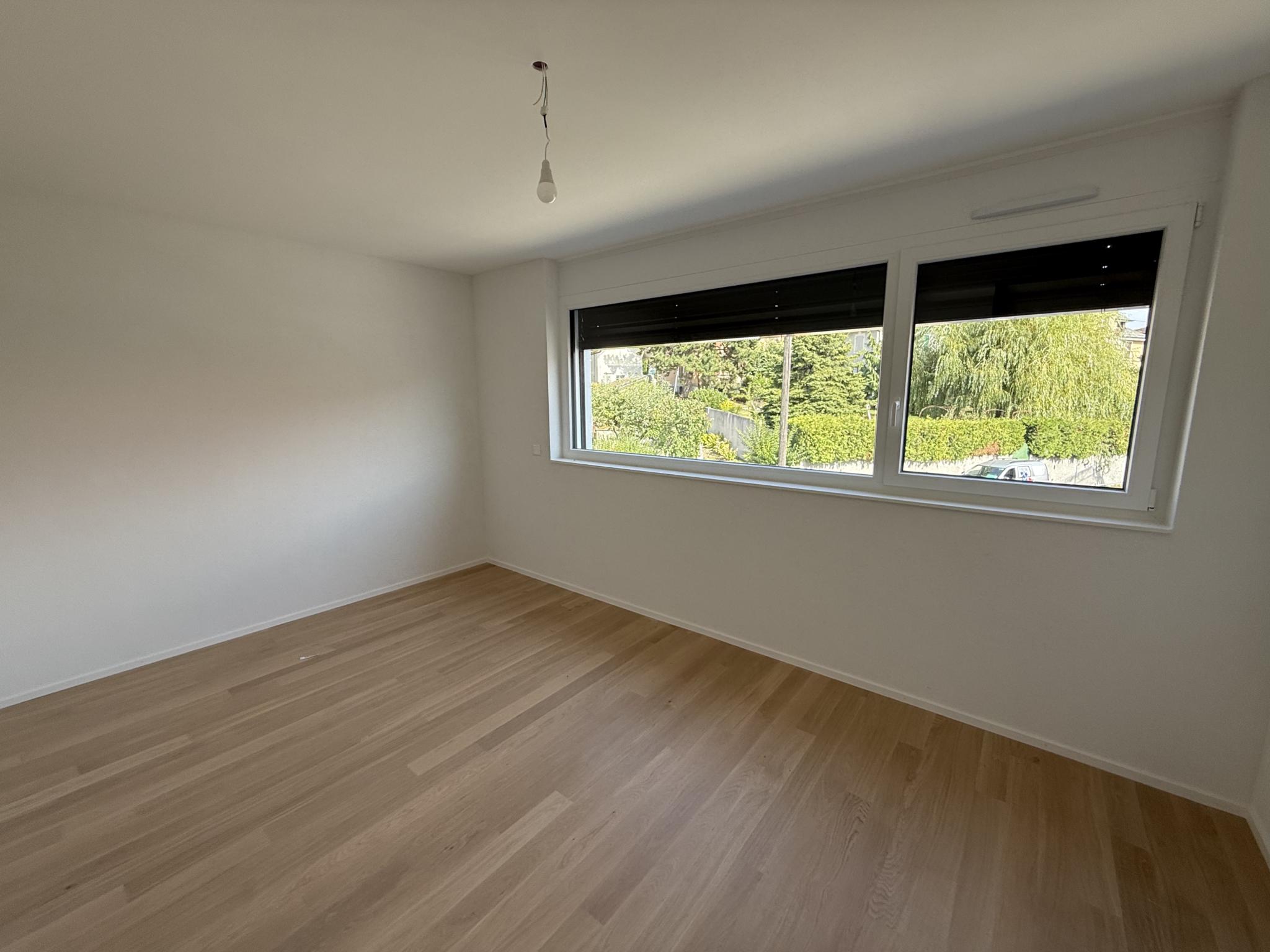 Helles, leeres Zimmer mit großem Fenster