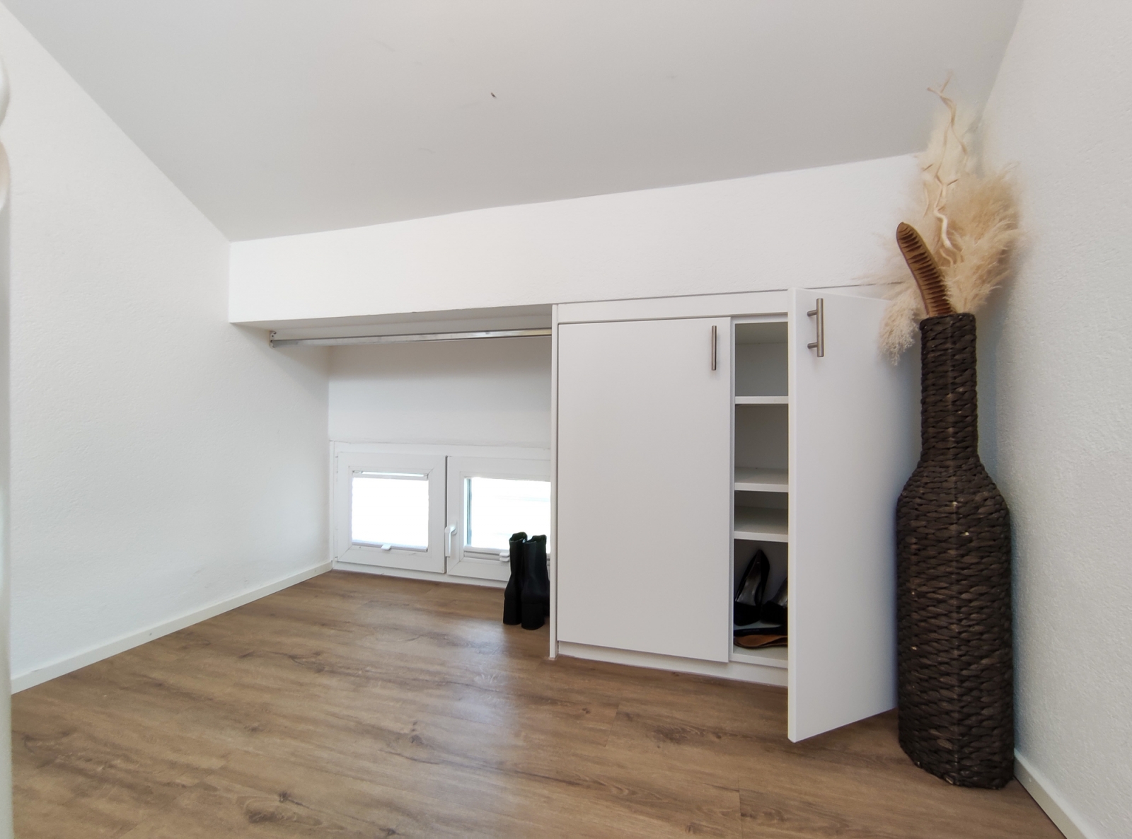 Dachgeschoss-Ankleide mit Schrank