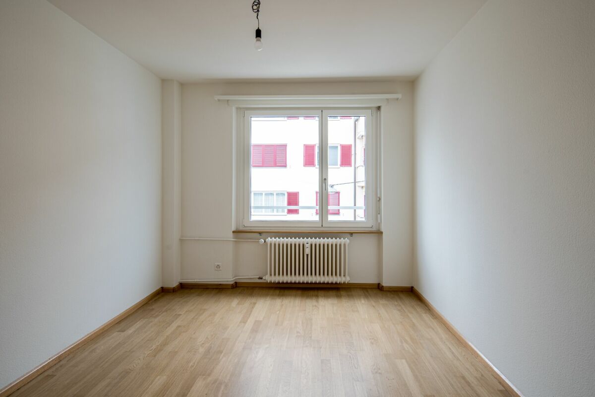 Heller leerer Raum mit Fenster und Heizkörper