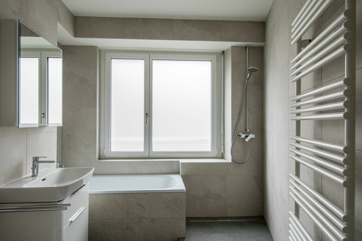 Badezimmer mit Badewanne und Fenster