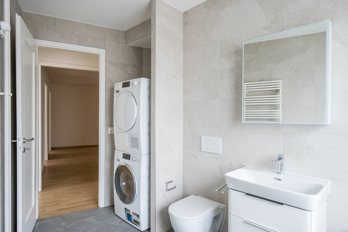Modernes Badezimmer mit Hauswirtschaftsbereich und Gäste-WC