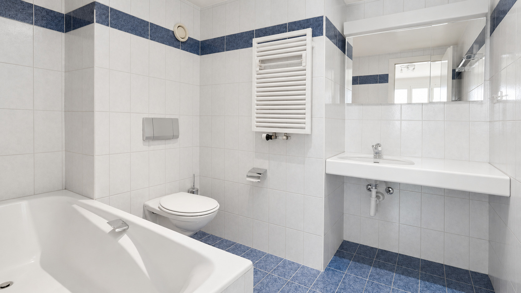 Helles Badezimmer mit Badewanne, WC und Waschtisch