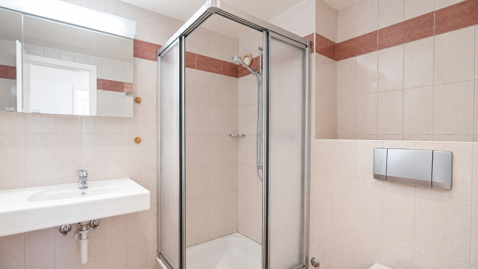 Badezimmer mit Dusche und Waschtisch