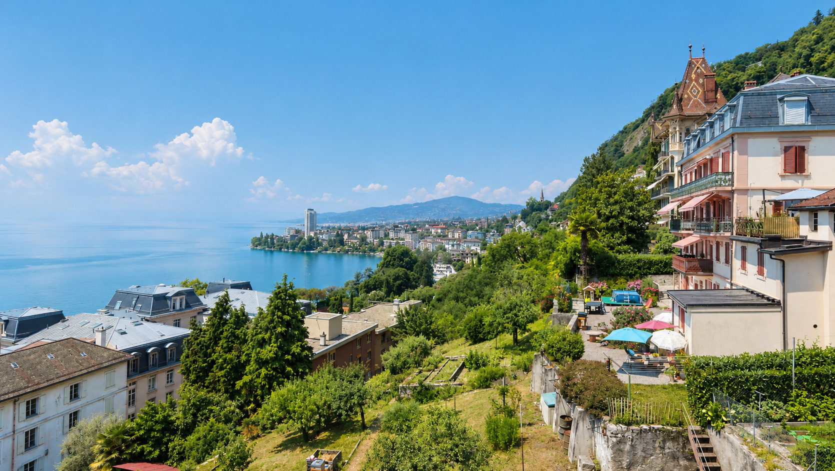 Seeblick über eine Hanglage mit Villen und Garten