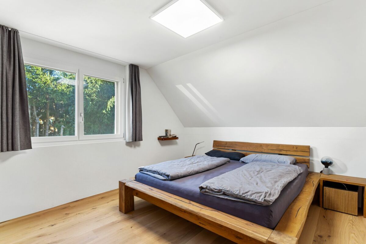 Helles Schlafzimmer mit Holzrahmenbett