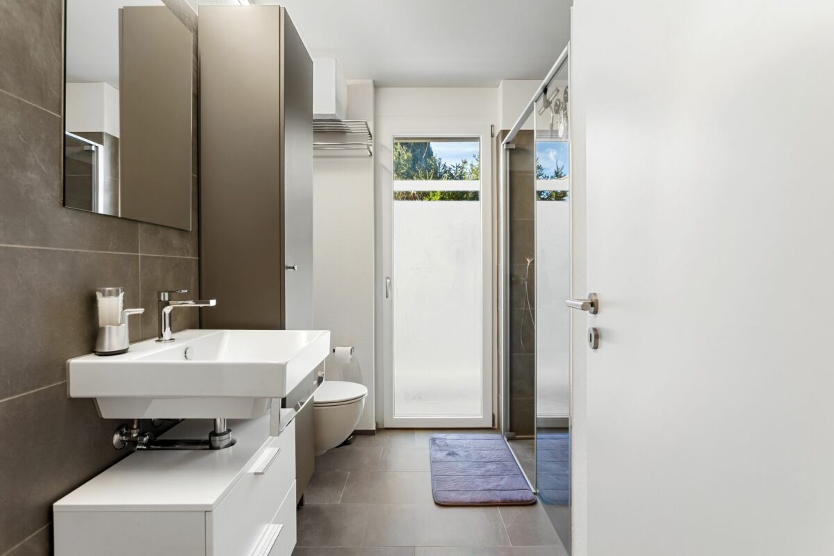Modernes Badezimmer mit Dusche und Fenster