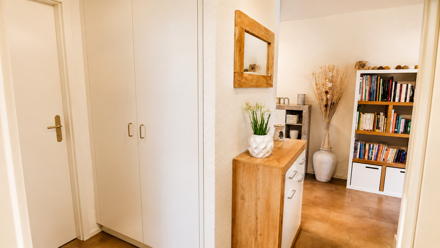 Heller Flur mit Einbauschrank und dekorativer Aufbewahrung