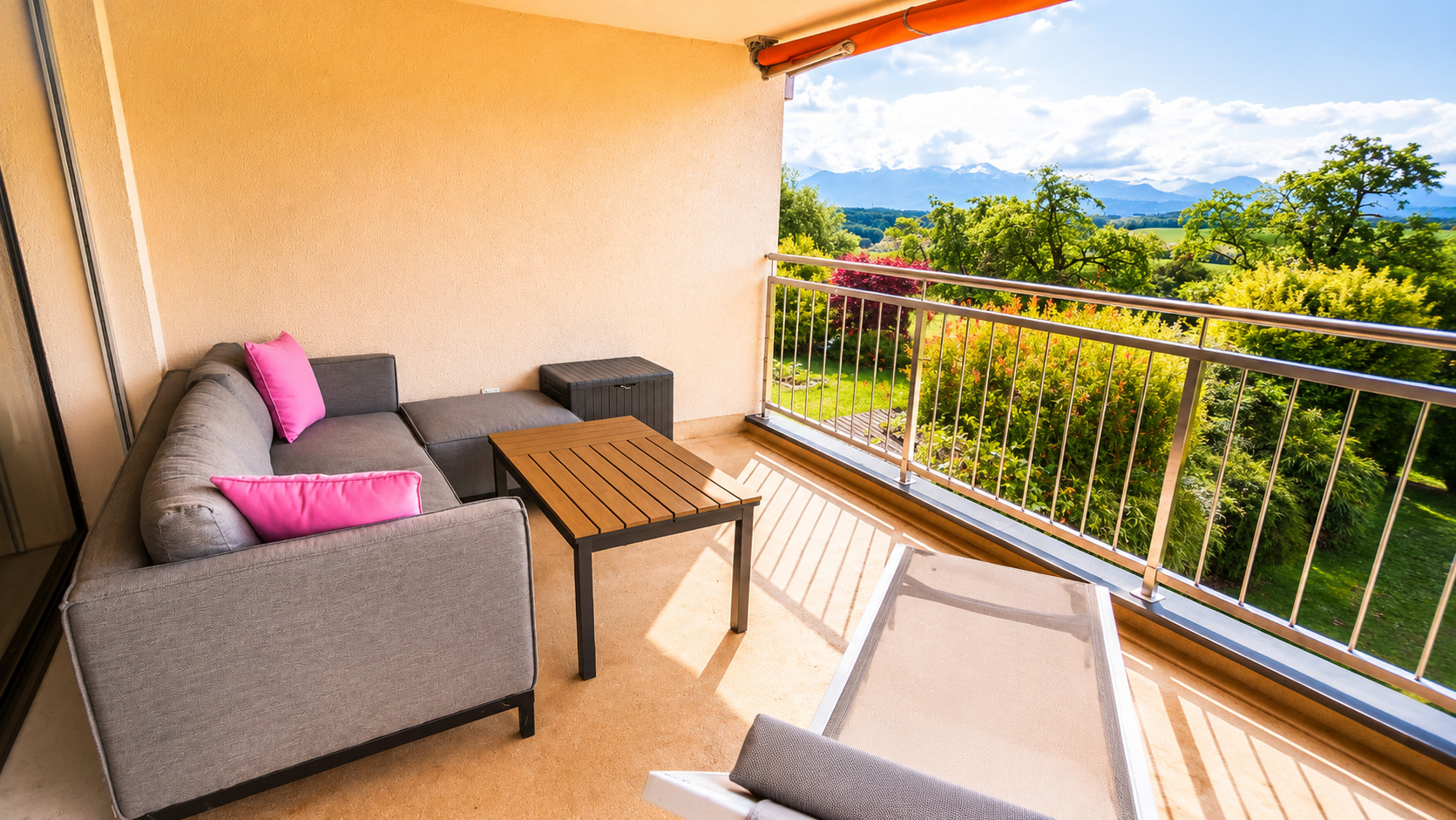 Balkon mit Lounge-Möbeln und Bergblick