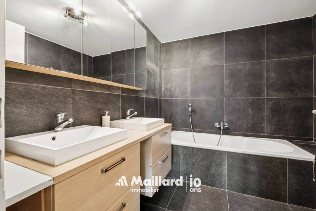 Modernes Badezimmer mit Doppelwaschtisch und Wanne