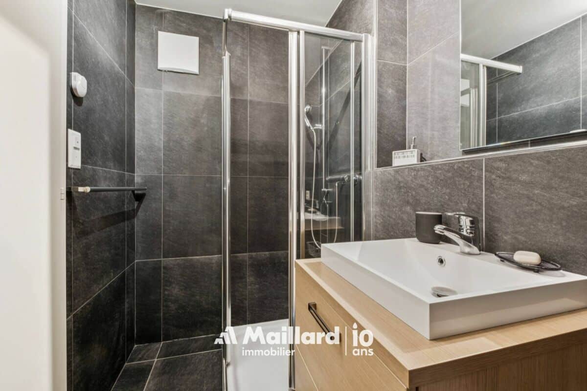 Modernes Badezimmer mit Dusche und Waschtisch
