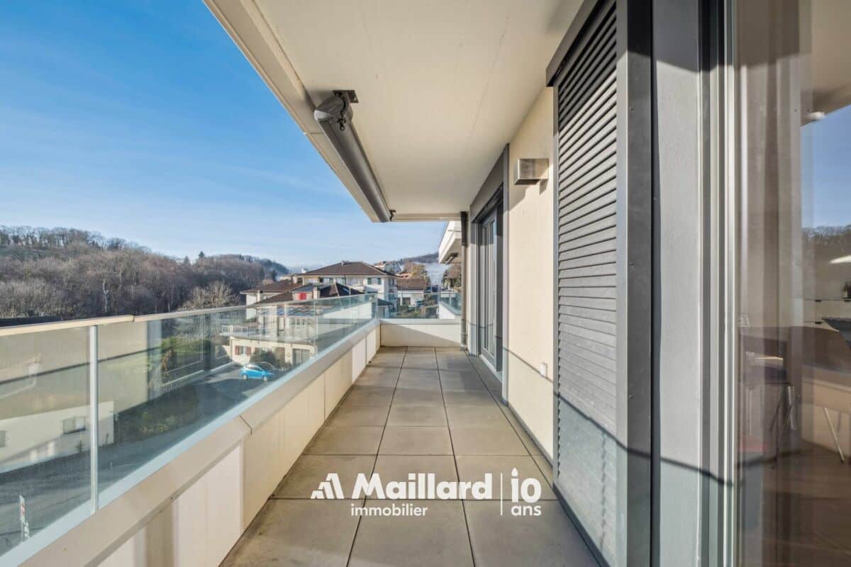 Balkon mit Glasgeländer und Markise