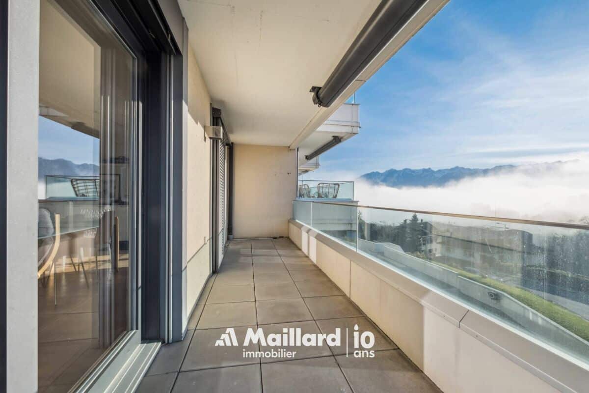 Balkon mit Bergblick über dem Nebelmeer