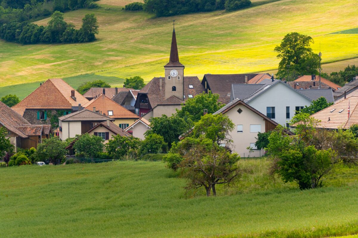 Dorfansicht in grüner Hügellandschaft