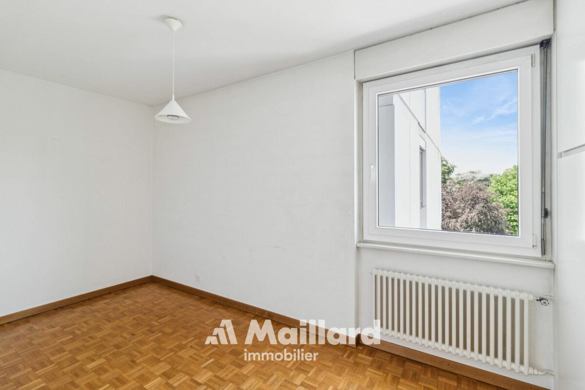 Helles leeres Zimmer mit Fenster und Heizkörper