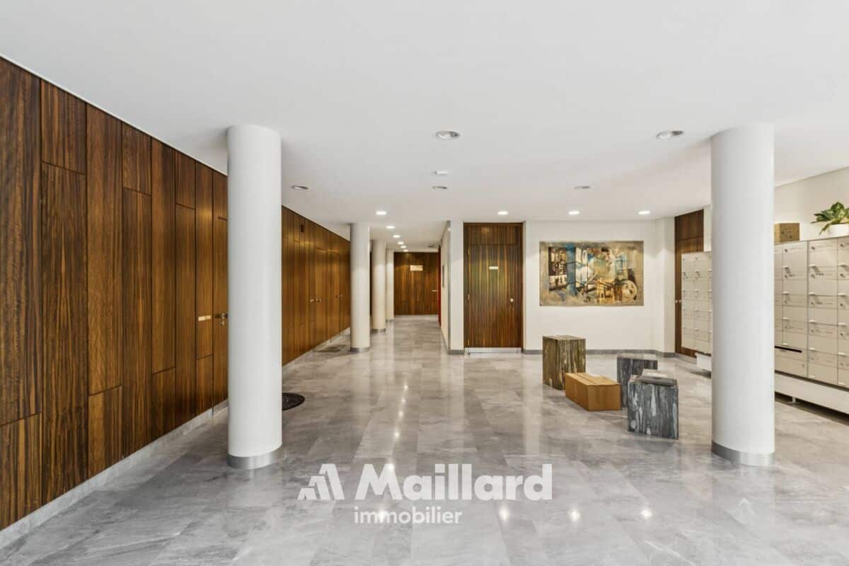Modernes Wohnungsfoyer mit Briefkästen