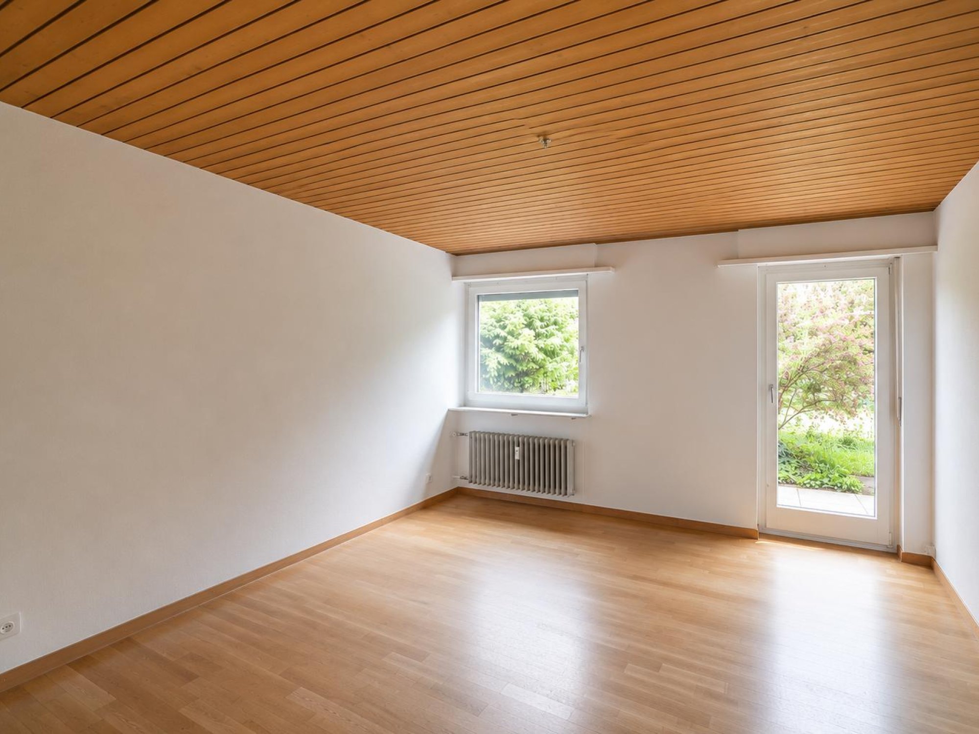 Heller leerer Raum mit Holzdecke