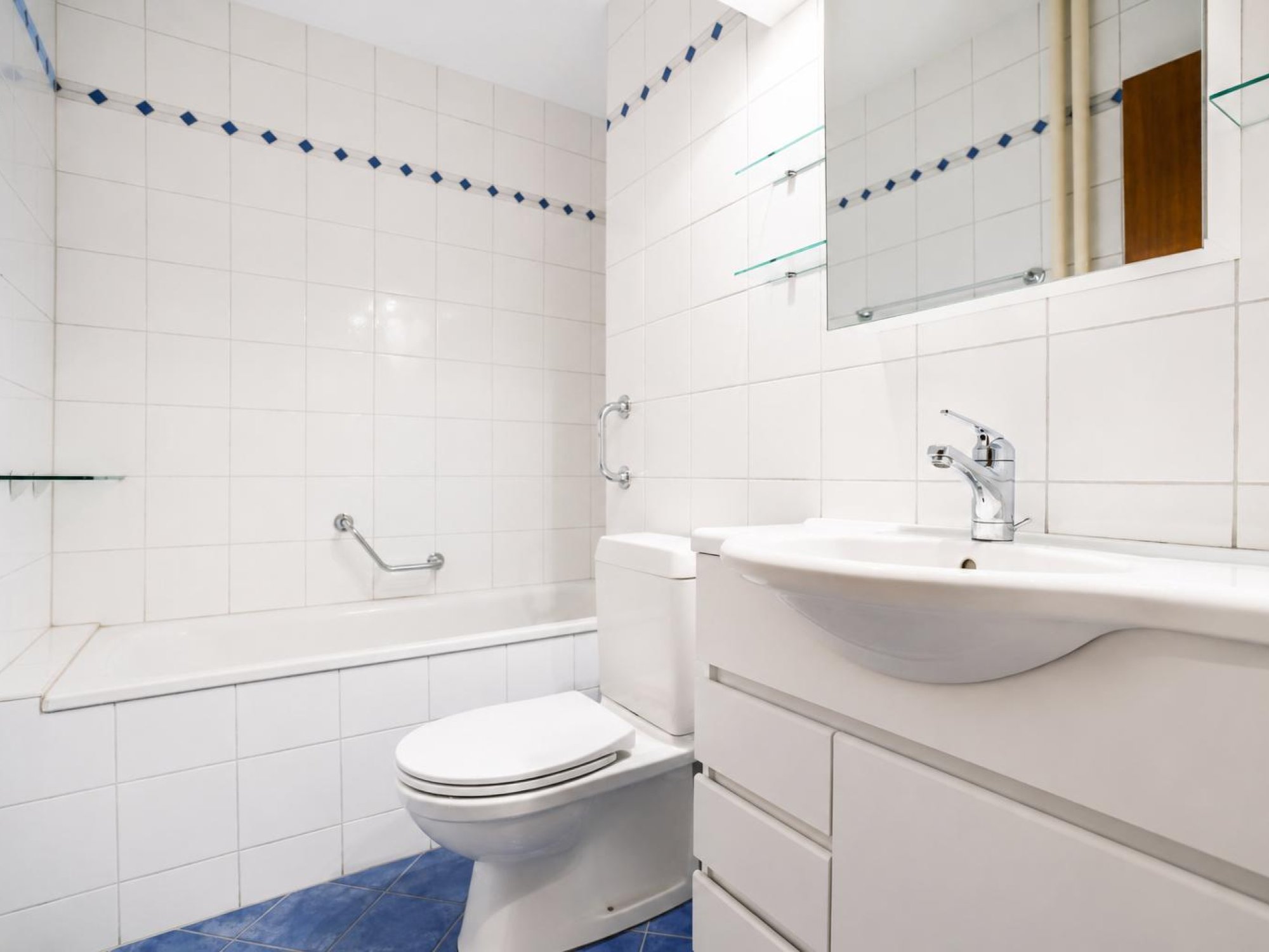 Badezimmer mit WC und Waschbecken