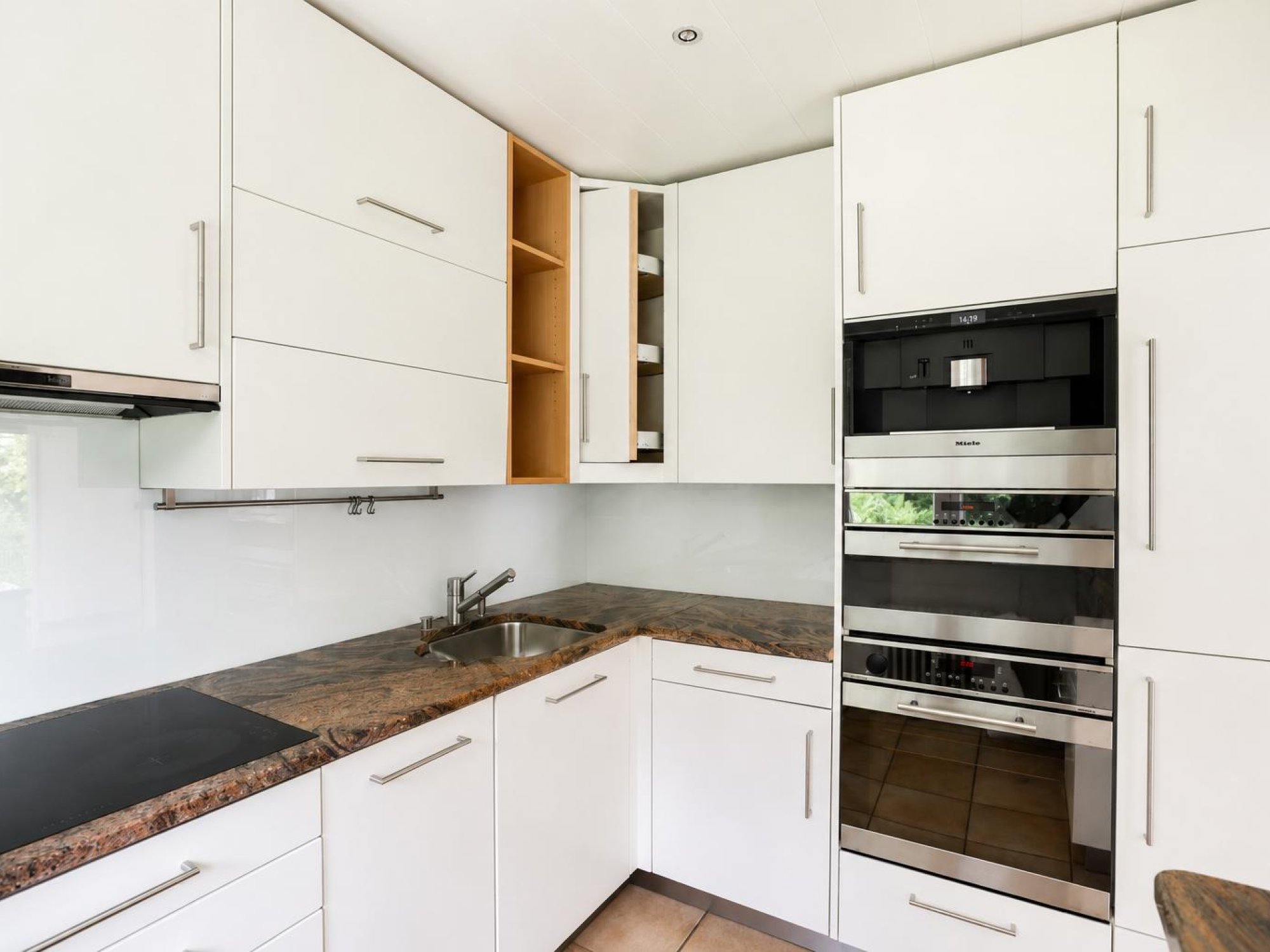 Moderne Einbauküche mit weißen Fronten
