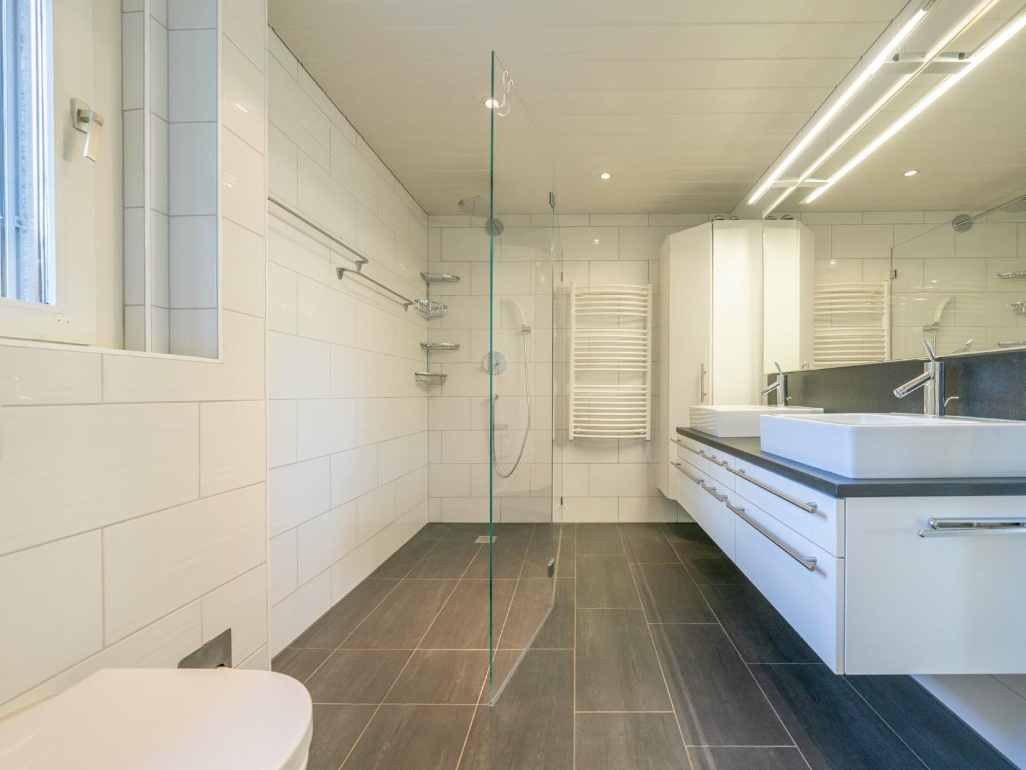 Modernes Badezimmer mit begehbarer Dusche