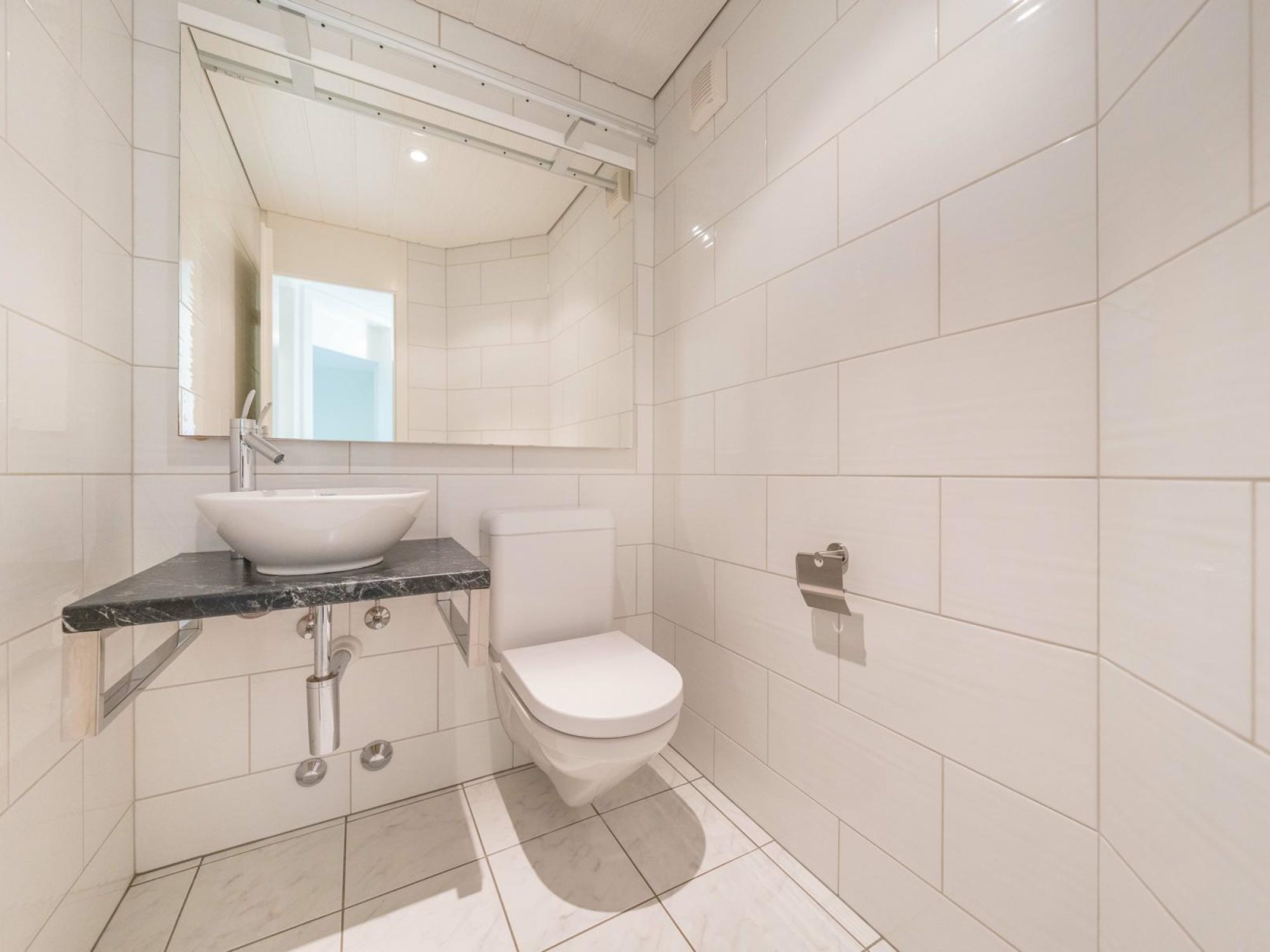 Kleines modernes Gäste-WC