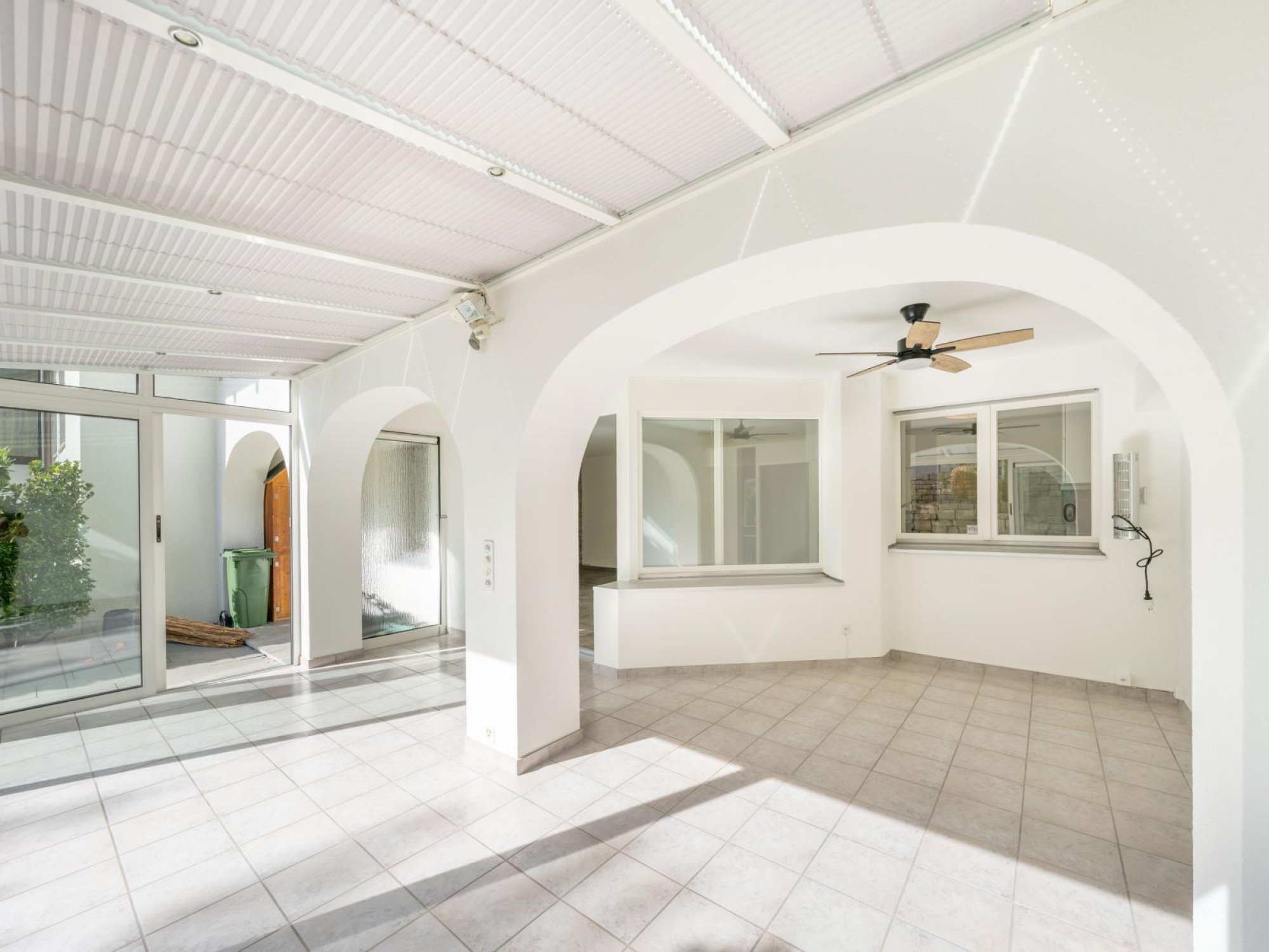 Heller überdachter Patio mit Arkaden