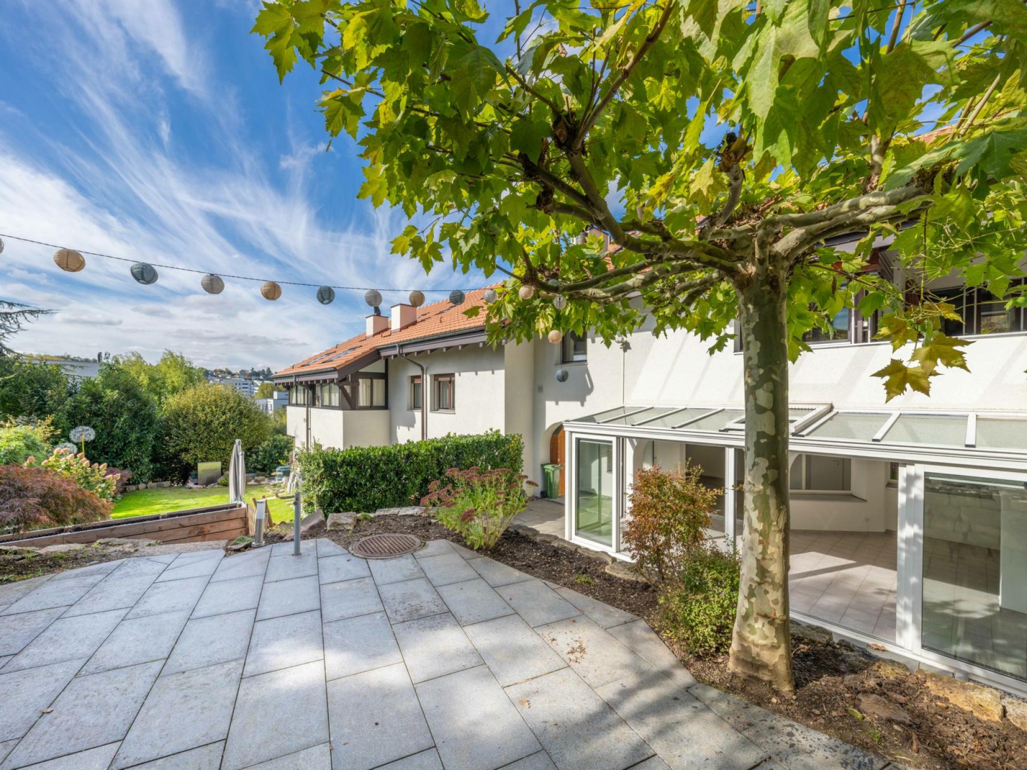 Garten- und Terrassenansicht eines Hauses