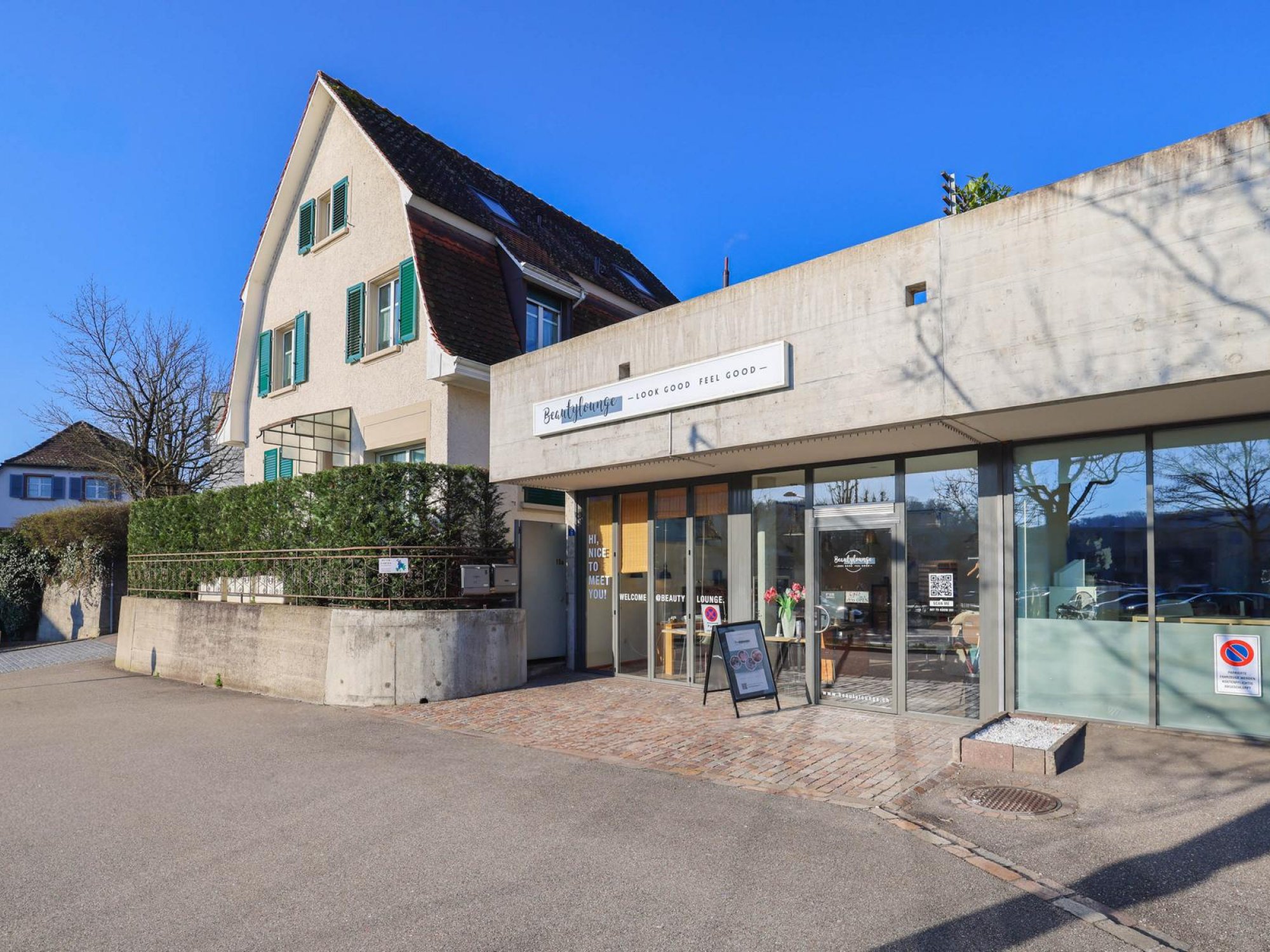 Gewerbegebäude mit Ladenfront