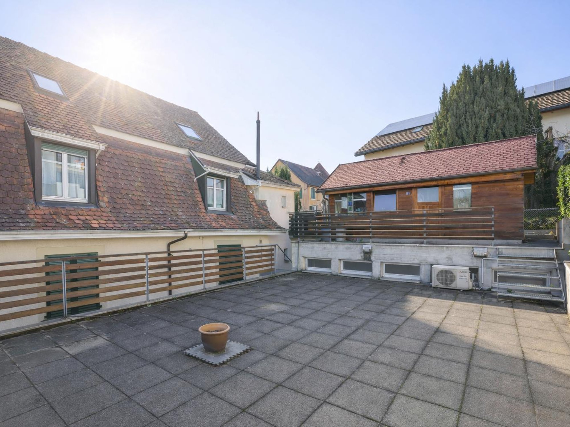Außenansicht einer Dachterrasse mit umliegenden Gebäuden