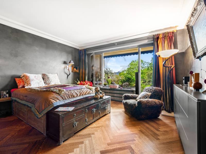 Schlafzimmer mit Balkon- oder Terrassentür