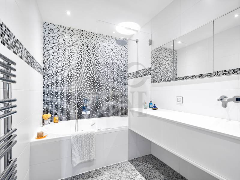 Modernes Badezimmer mit Mosaikakzent und Badewanne