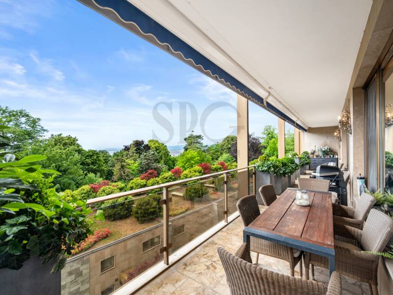 Großer Balkon mit Gartenblick