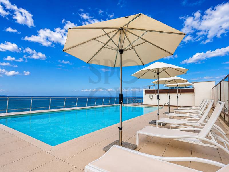 Dachterrasse mit Pool und Meerblick