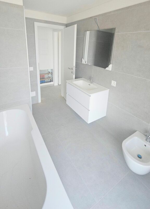 Modernes Badezimmer mit Badewanne und Waschtisch