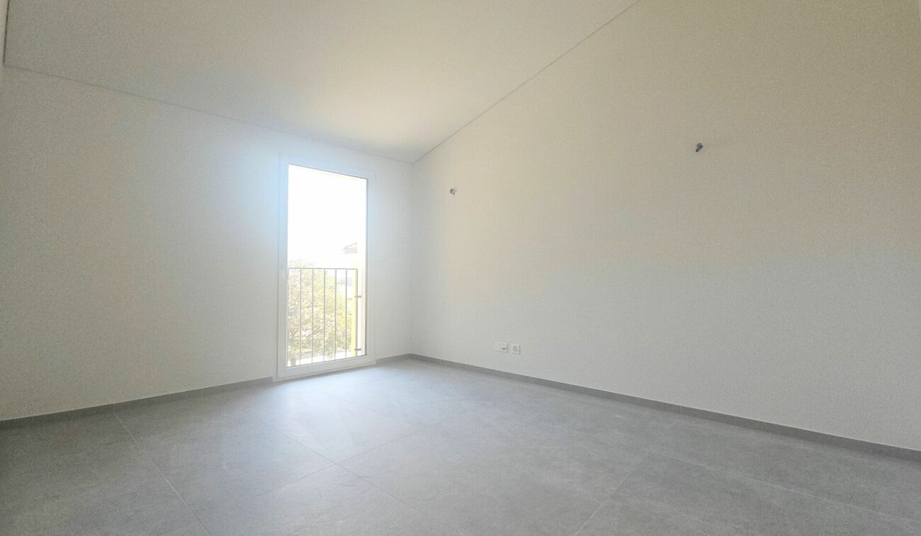 Leerer, modern gestalteter Raum mit Balkonfenster