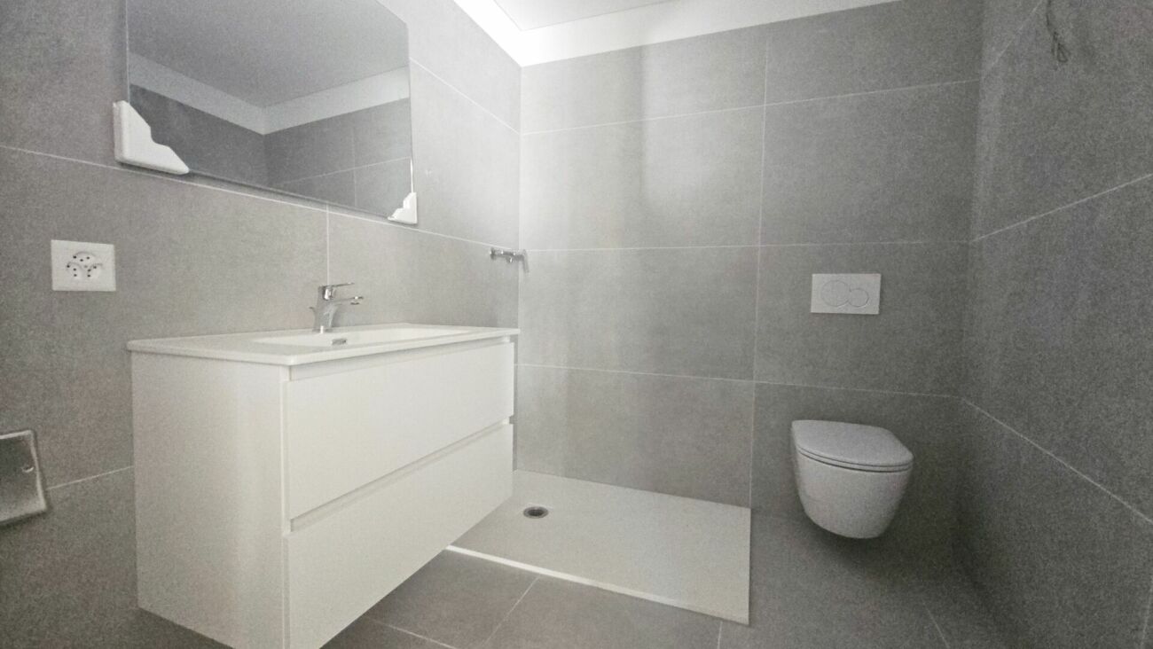 Modernes Badezimmer mit Wand-WC und Waschtisch