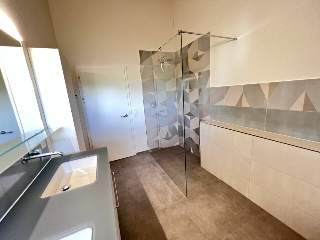 Modernes Badezimmer mit geometrischen Fliesen