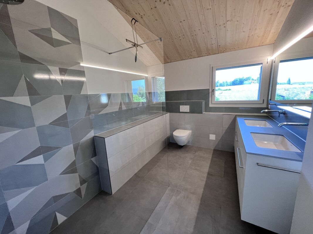 Modernes Badezimmer mit Holzdecke und Doppelwaschbecken