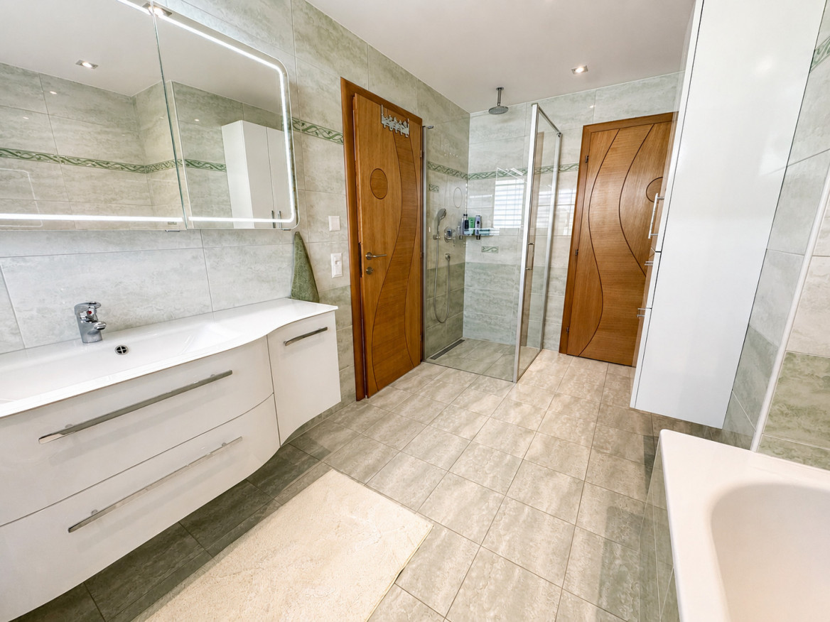 Modernes Badezimmer mit Dusche und Doppelwaschbecken