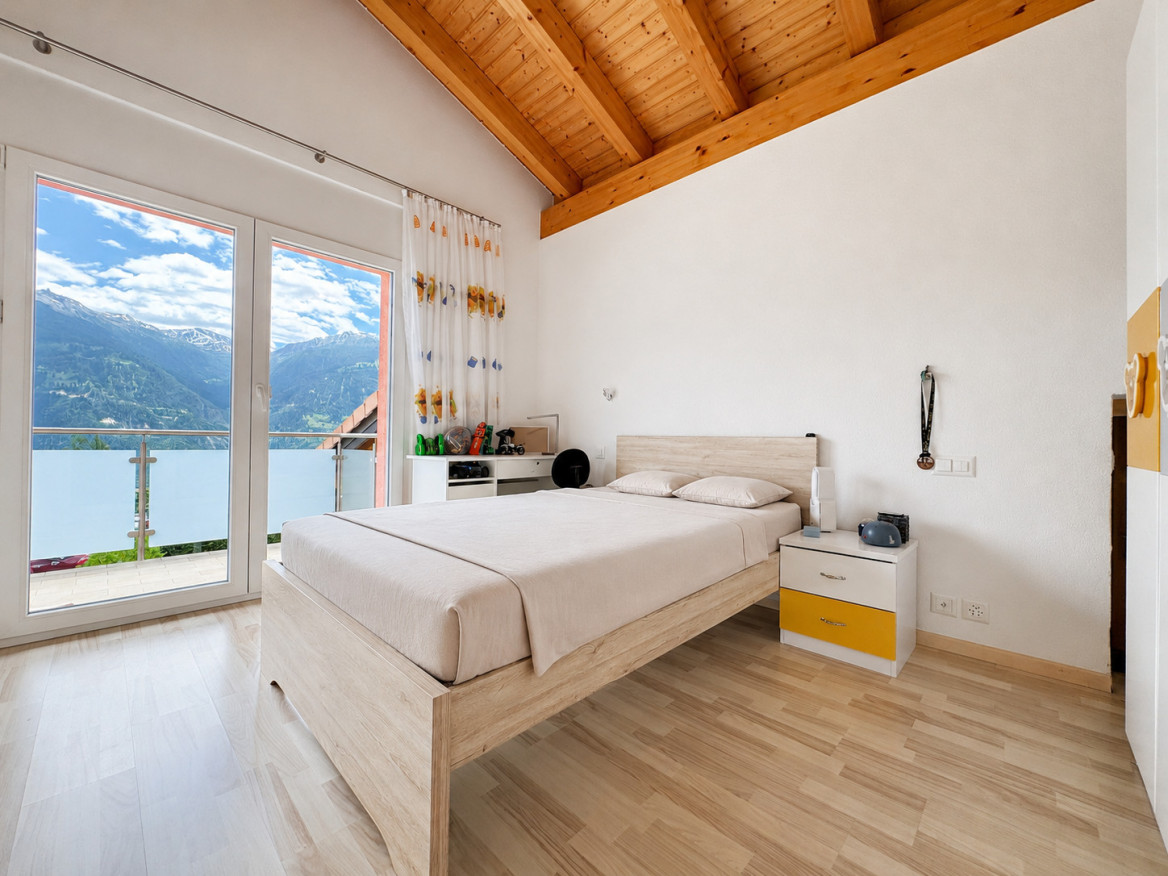 Helles Schlafzimmer mit Bergblick