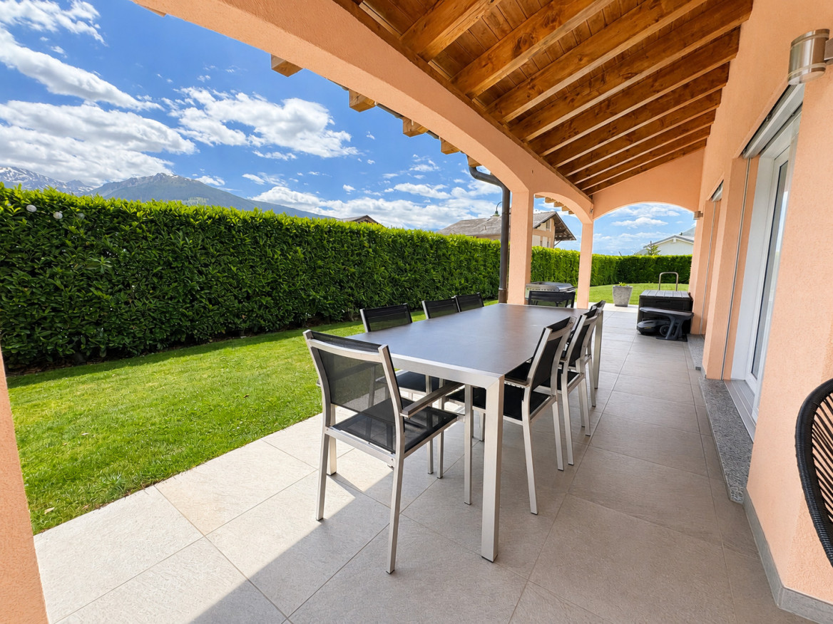 Überdachte Terrasse mit Essbereich und Bergblick