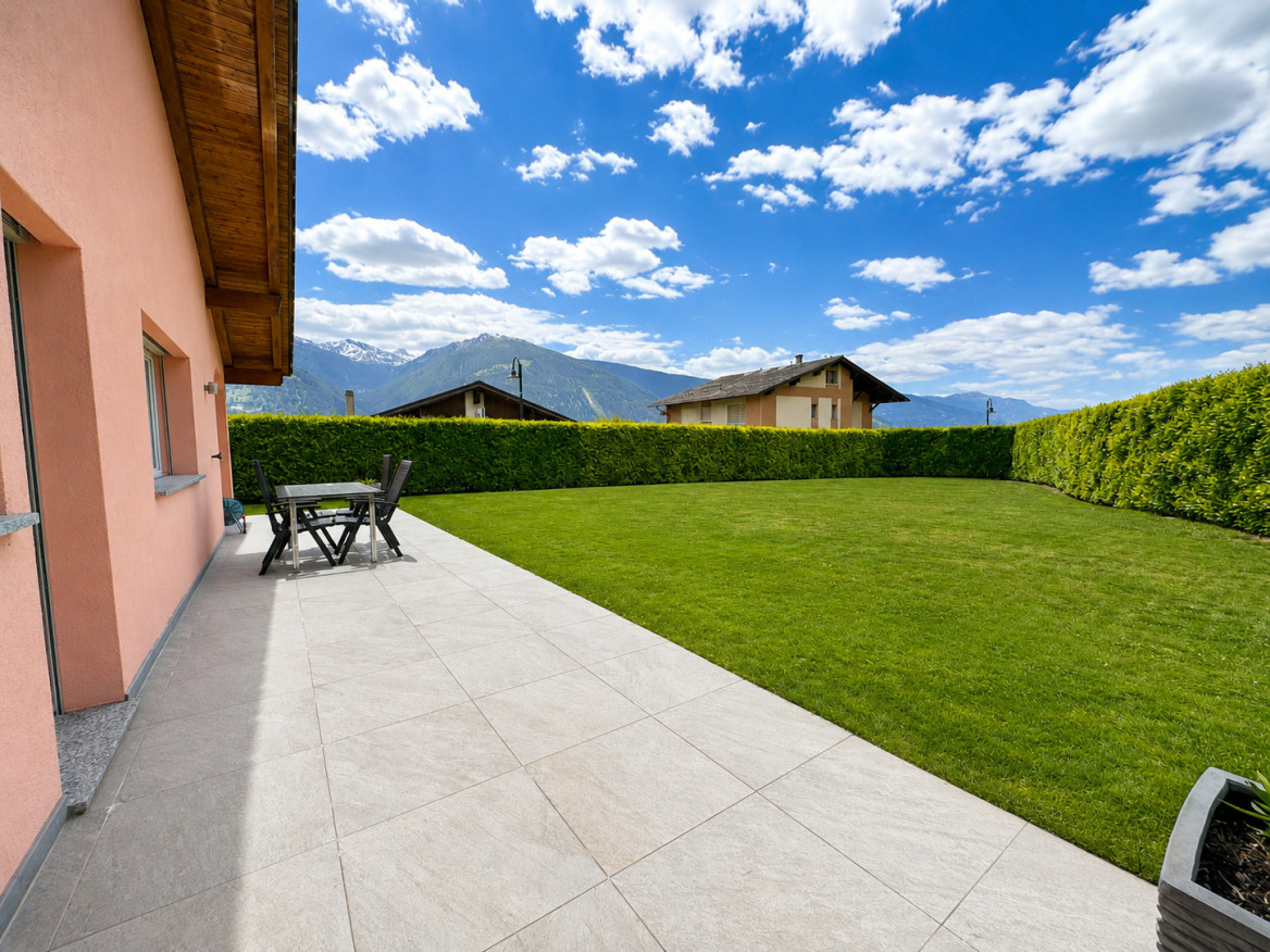 Terrasse mit Garten und Bergblick