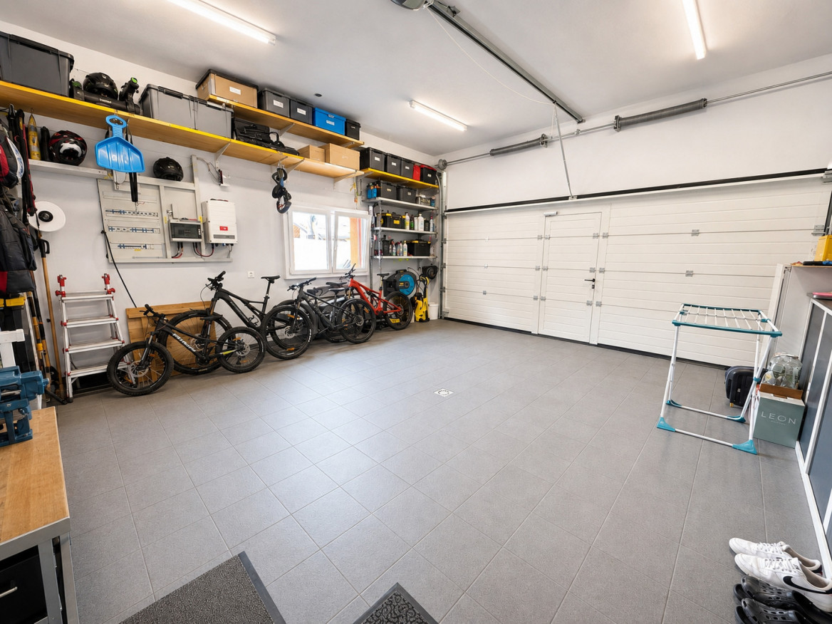 Geräumige Garage mit Fahrradaufbewahrung