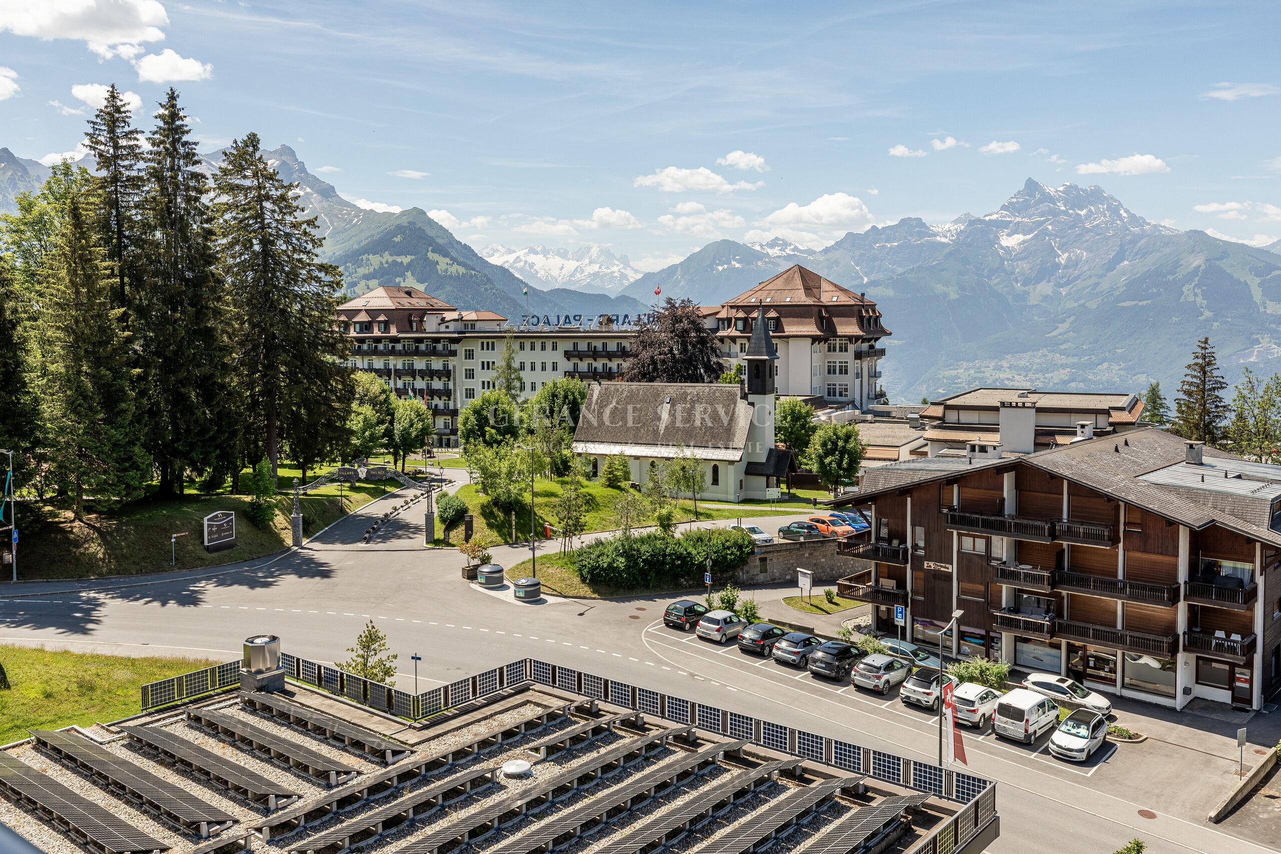 Alpenresort mit Bergpanorama